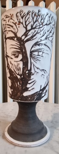 Vase sur pied - , céramique