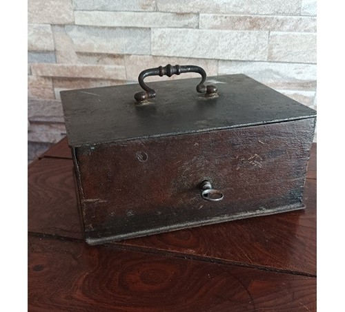 Ancien petit coffre métal - petit,