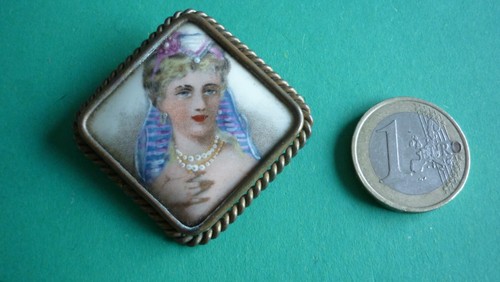 Broche porcelaine de - ,