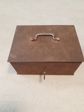 Ancien coffre métallique avec