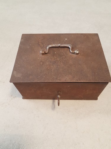 Ancien coffre métallique avec