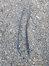 2x wiper arm front left and right Toyota Urban Cruiser 1.4 D-4D Built 09