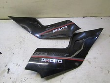 cache lateraux sous selle