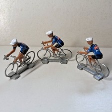 3 cyclistes miniatures