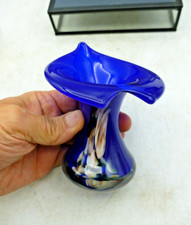 Petit vase bleu en verre style