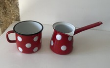 Mug Tasse Et Casserole à Lait En émail Émaillé Rouge A Pois Blanc Deco Chalet