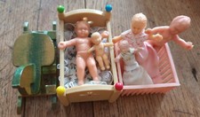 maison de poupées   lot de bébé avec parc et petit lit et cheval à bascule