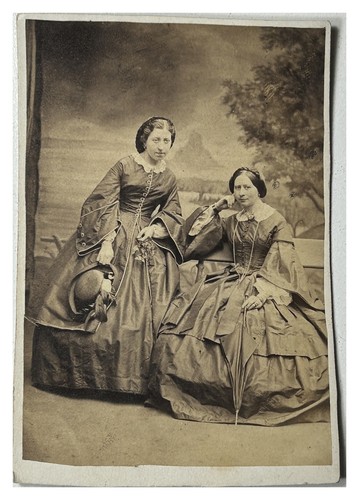 Deux femmes mode par gilbert - mode,