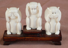 Sculpture de trois grands