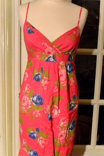 Robe fuschia à fleurs bleues