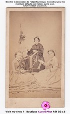 FEMMES FILANT LA LAINE AVEC UN