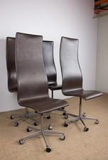 Série de 4 chaises de bureau, cuir et Aluminium, modèle "Oxford" Arne Jacobsen.