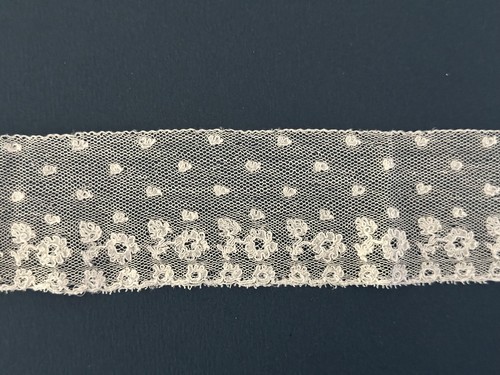 Fine dentelle ancienne sur