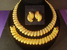 STUNNING, NAPIER,TEXTURED GOLD PLATE,PARURE SET NECKLACE,EARRINGS,BRACELET Perf.