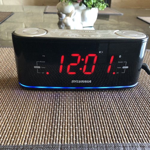 Sylvania clock radio - clock,