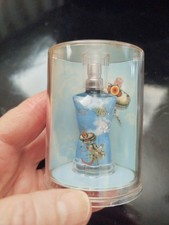 Une Miniature De Parfum Jean