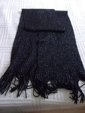 écharpe noire et brillante  TRES BON ETAT