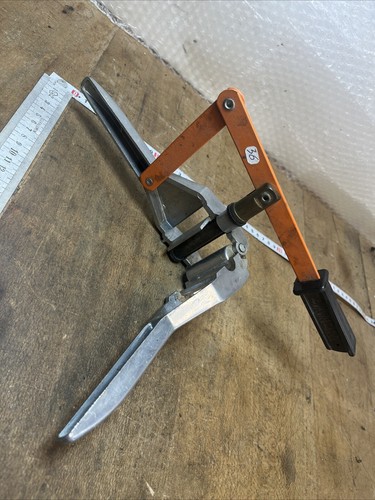 Bouchonneuse old tool outil - ,