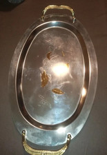 Plateau en inox et feuilles