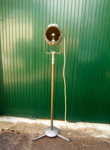 Ancien projecteur sur pied - ancien,