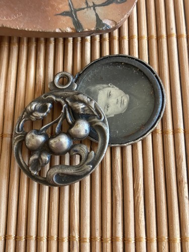 Ancien pendentif ouvrant porte - ancien,