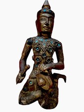 Statue en bois ciselée