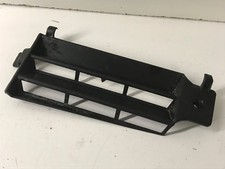 UNE GRILLE PROTECTION CACHE DE