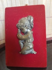 CADRE VINTAGE  PETITE FILLE EN PRIÈRE  EN ÉTAIN ciselée main 