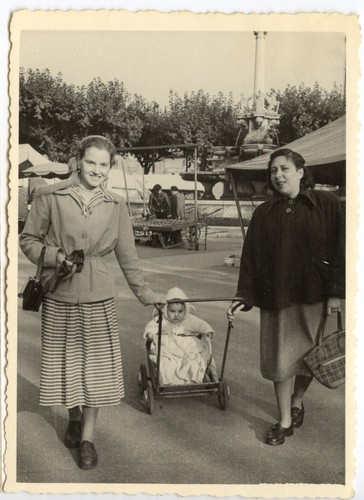Portrait women with stroller - 2,