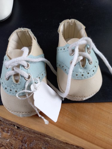 Paire chaussure pour - de,