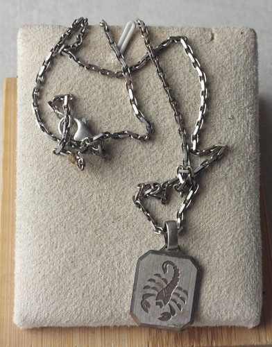 Collier avec pendentif signe