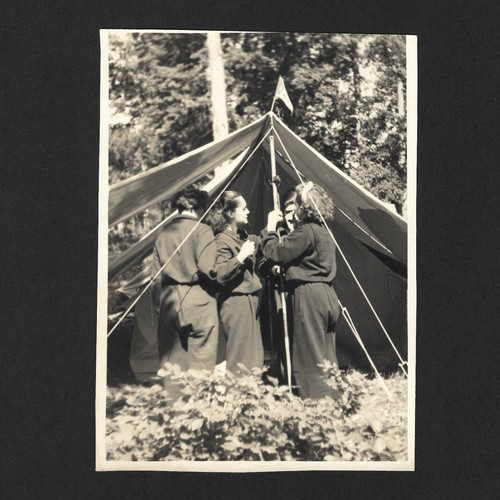 Jeunes filles scouts - , drapeau