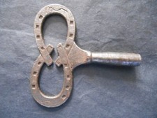 Rare Clef de pendule horloge fer forgé modèle fer a cheval  équitation carré 5