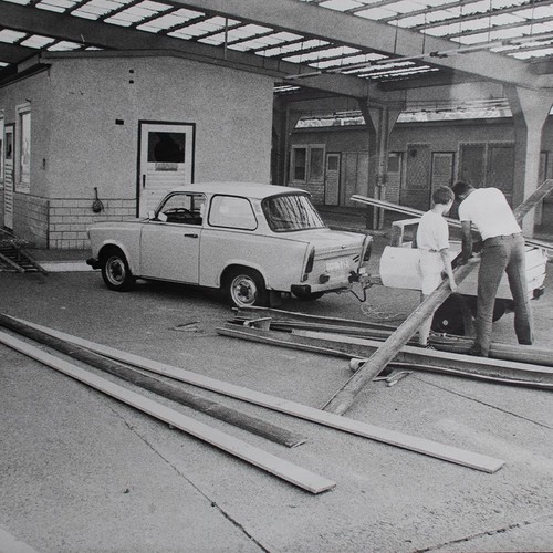 Berlin border crossing gdr - border,