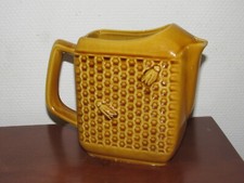 Pichet, broc en barbotine de St Clément " Abeille "