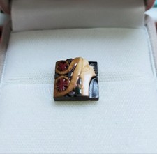 Broche épingle de prière de jeune fille rétro en bois sculptée à la main...