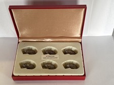 Porte menu en métal dans un