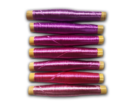 Mouche rouge violet attachant