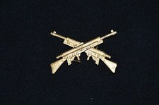 INSIGNE DE SPECIALITE MITRAILLEUR-FM CHAUCHAT 1915-CAMPAGNE DE FRANCE 1940.