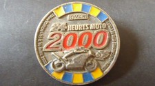 INSIGNE METAL/BADGE des 24 H DU MANS 2000 COURSE MOTO /automobile club de  ouest