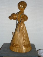 ANCIENNE POUPEE EN PAILLE