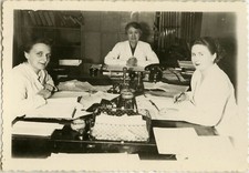 ANTIQUE PHOTO - VINTAGE SNAPSHOT - WORKGROUP OFFICE SECRETARY PHONE