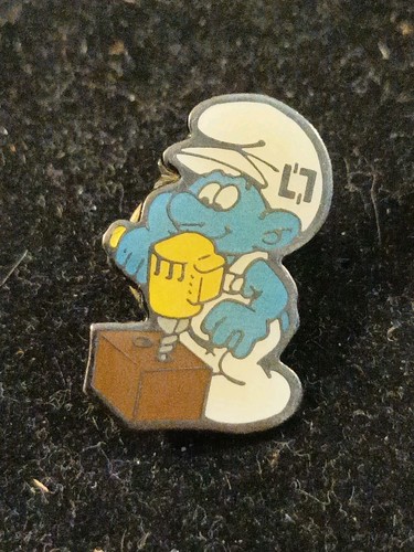 Pin schtroumpf legrand - pin's,
