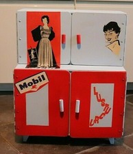 Buffet , Meuble Poupée des Années 60/ 70  H 45 cm L 36 cm P 21.5 cm