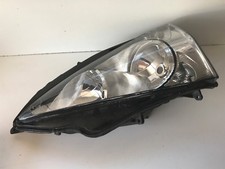 UN FEU PHARE OPTIQUE AVANT