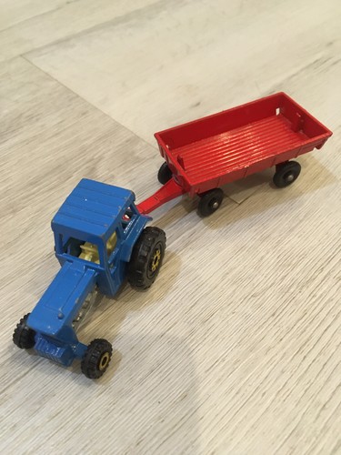 Ancien tracteur avec remorque - avec,
