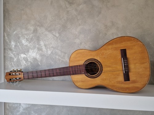 Ancienne guitare classique - ancienne,