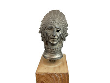 Mascotte automobile signée