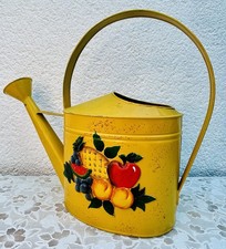 Arrosoir en Métal Peint à la Main – Décor Fruits  en Relief – Jaune Vintage