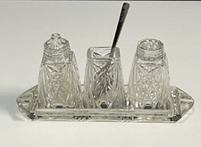 Ensemble de condiments sel poivre moutarde en cristal